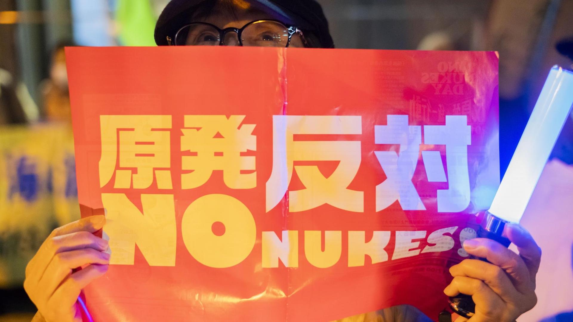 Menschen protestieren im März 2021 vor dem TEPCO Headquarter in Tokio