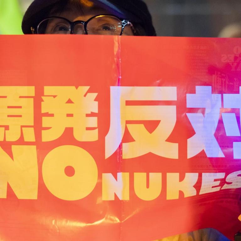 Menschen protestieren im März 2021 vor dem TEPCO Headquarter in Tokio
