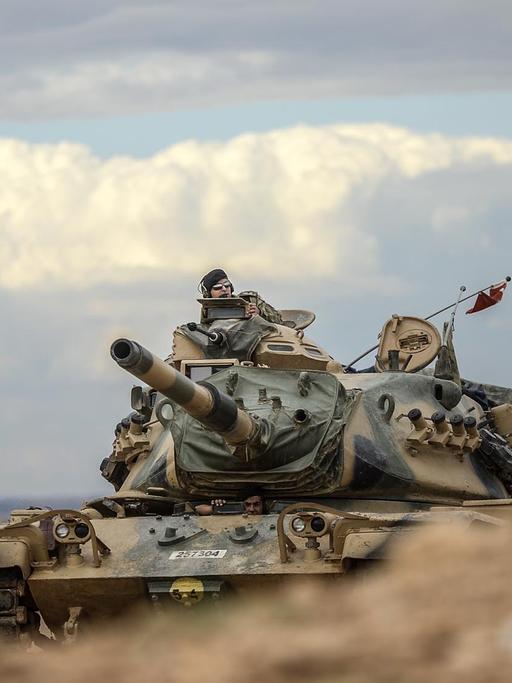 Türkische Panzer nehmen bei der Stadt Suruv, nahe der syrischen Grenze Position.