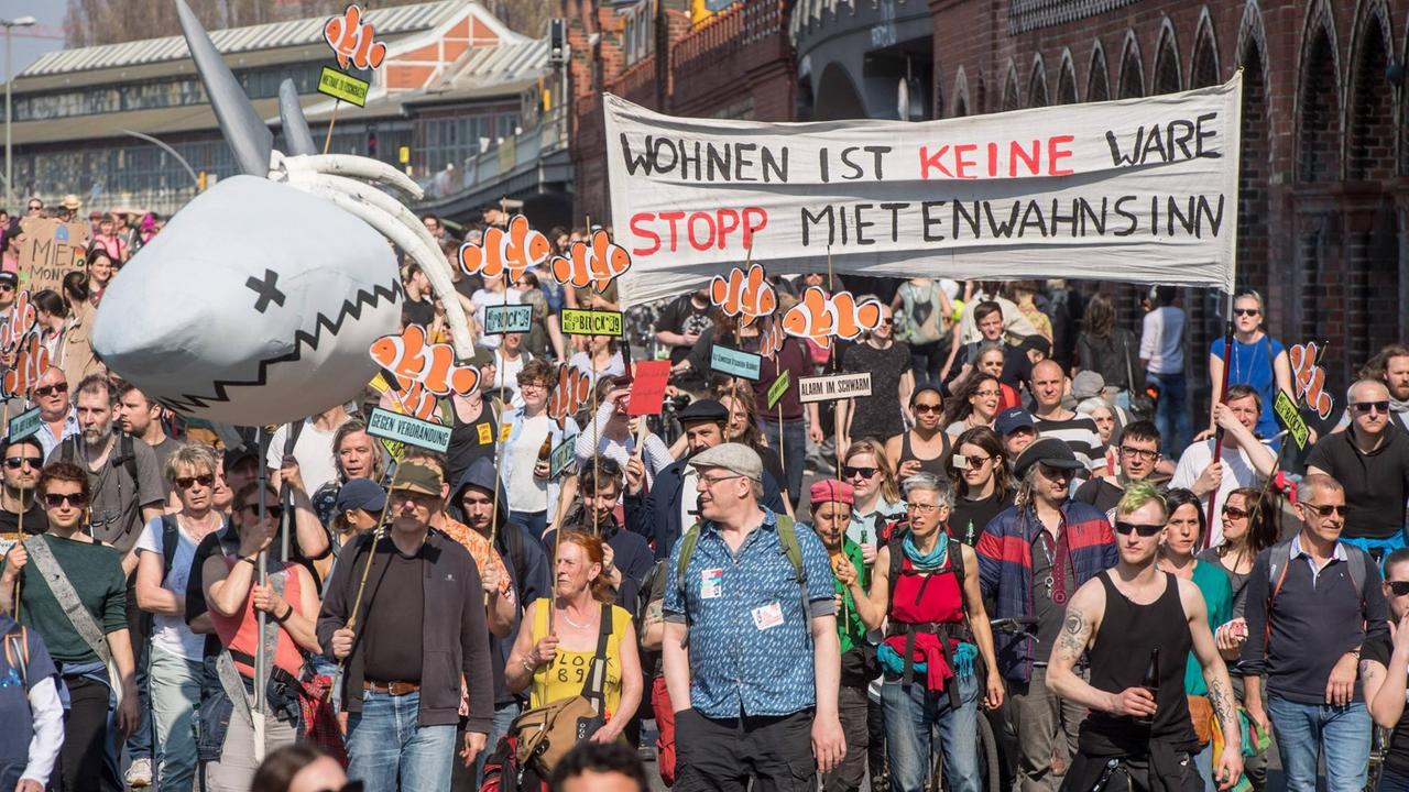 In Berlin haben mehrere tausend Menschen für bezahlbaren Wohnraum demonstriert.