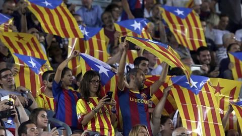 Fans des FC Barcelona mit katalanischen Flaggen