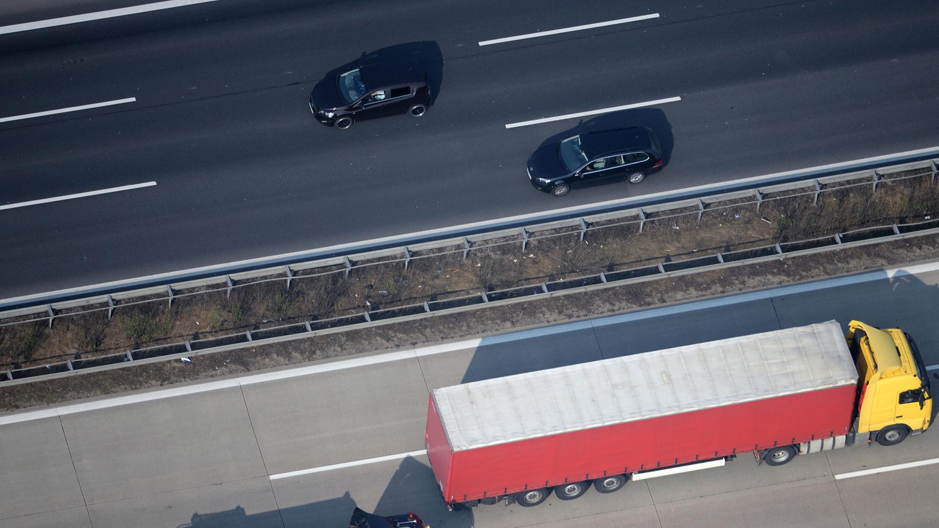 Sicht von oben auf zwei LKWs auf einer Autobahn.