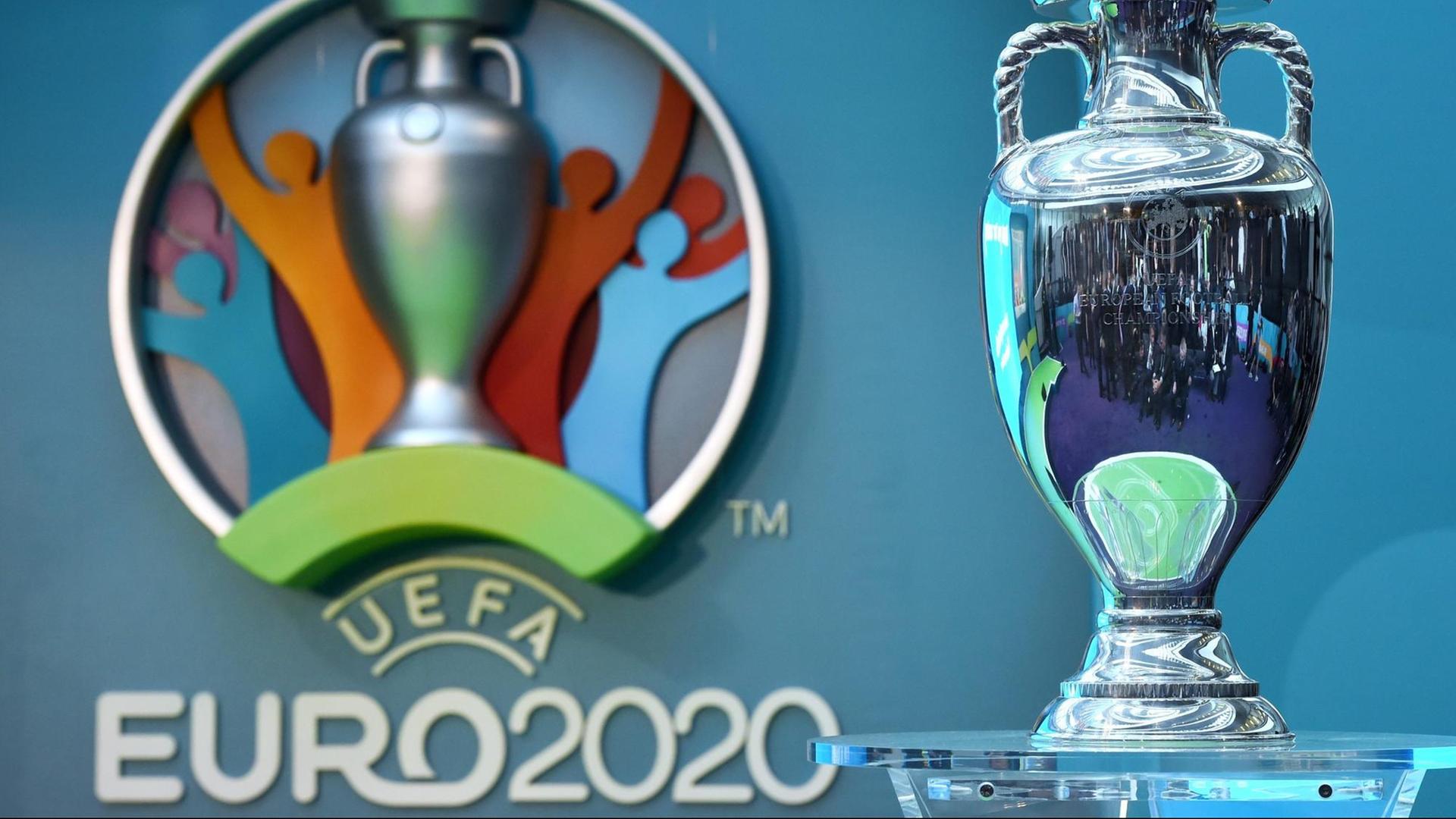 Der EM-Pokal neben dem Logo für die UEFA Fußball-Europameisterschaft 2020. Der EM-Pokal neben dem Logo für die UEFA Fußball-Europameisterschaft 2020.
