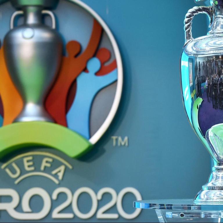Der EM-Pokal neben dem Logo für die UEFA Fußball-Europameisterschaft 2020.