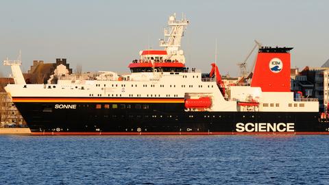 Das Tiefseeforschungsschiff "Sonne" liegt während seiner offiziellen Indienststellung am Bontekai in seinem Heimathafen Wilhelmshaven.