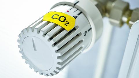 Heizungsthermostat mit CO2-Preisschild
