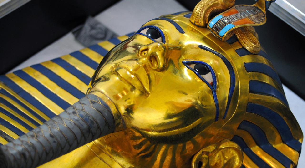 Die Totenmaske von Tutanchamun im Ägyptischen Museum in Kairo. Die Totenmaske des Tutanchamun im Ägyptischen Museum, aufgenommen am 12.10.2015. Durch eine Unachtsamkeit brach im August 2014 der Zeremonialbart der goldenen Totenmaske des Pharaos Tutanchamun im Ägyptischen Museum in Kairo ab. Daraufhin wurde der Bart mit einem Epoxitkleber eilig wieder an die Maske geklebt. Seit einiger Zeit ist ein Restauratorenteam vom Römisch-Germanischen Zentralmuseum in Mainz damit beschäftigt, die Maske zu restaurieren, soweit dies möglich ist. Mit Lindenholzstäbchen wird Millimeter für Millimeter des Klebers mechanisch abgetragen, Ende des Jahres, so hofft man, sei diese Arbeit erledigt. 