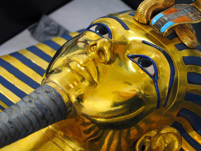 Die Totenmaske von Tutanchamun im Ägyptischen Museum in Kairo. Die Totenmaske des Tutanchamun im Ägyptischen Museum, aufgenommen am 12.10.2015. Durch eine Unachtsamkeit brach im August 2014 der Zeremonialbart der goldenen Totenmaske des Pharaos Tutanchamun im Ägyptischen Museum in Kairo ab. Daraufhin wurde der Bart mit einem Epoxitkleber eilig wieder an die Maske geklebt. Seit einiger Zeit ist ein Restauratorenteam vom Römisch-Germanischen Zentralmuseum in Mainz damit beschäftigt, die Maske zu restaurieren, soweit dies möglich ist. Mit Lindenholzstäbchen wird Millimeter für Millimeter des Klebers mechanisch abgetragen, Ende des Jahres, so hofft man, sei diese Arbeit erledigt.