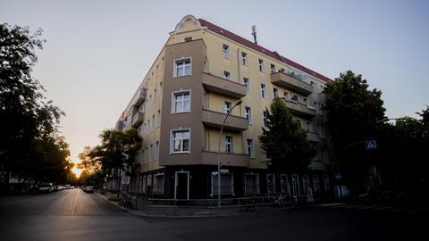 Der unter Quarantäne gestellter Wohnblock im nördlichen Berlin-Neukölln