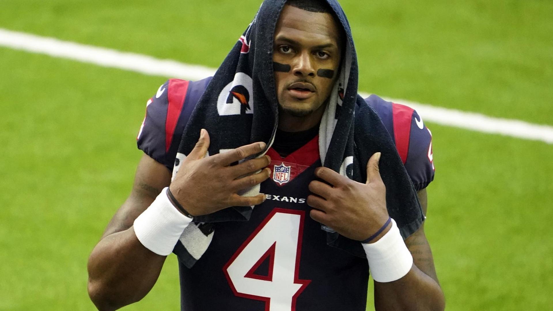 NFL-Quarterback Deshaun Watson von den Houston Texans auf dem Spielfeld mit einem Handtuch über dem Kopf