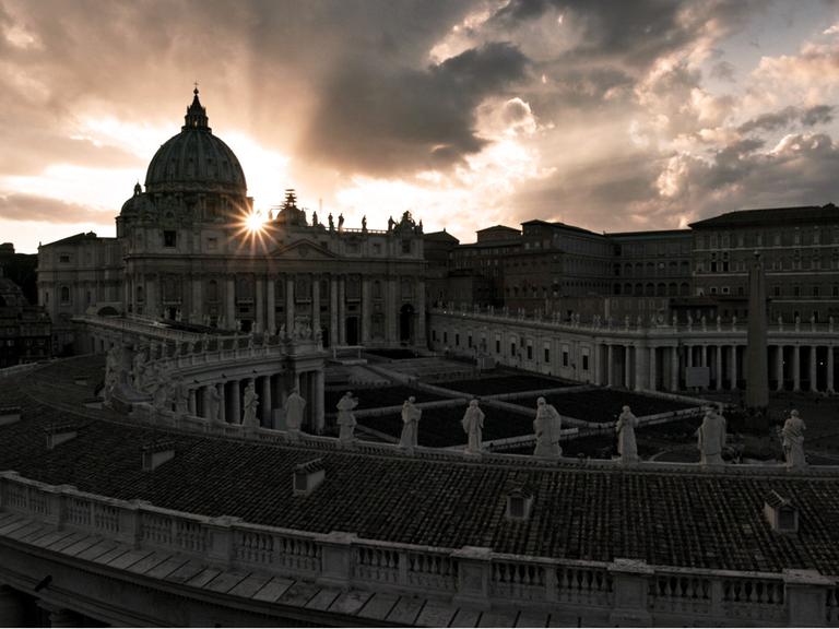 Sonnenaufgang über dem Vatikan. Standfoto aus dem Film Verteidiger des Glaubens.