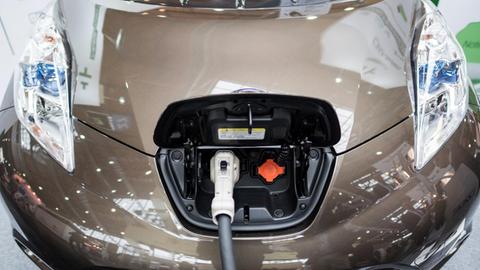 Ein "Chademo" Aufladestecker für Elektrofahrzeuge steckt am 26.04.2016 bei der Hannover Messe in Hannover in einem Nissan Leaf.