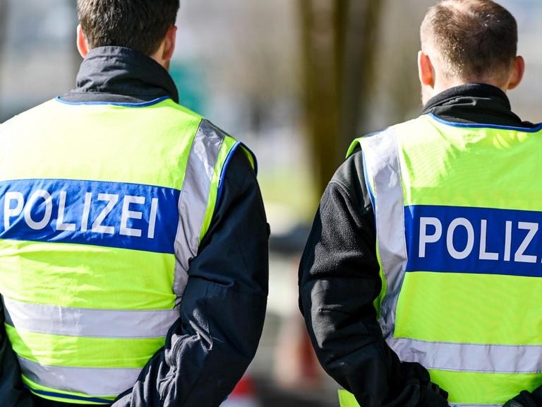 Deutsche Polizisten kontrollieren Einreisende am Grenzübergang zum Schweizer Hoheitsgebiet.
