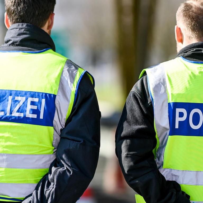 Deutsche Polizisten kontrollieren Einreisende am Grenzübergang zum Schweizer Hoheitsgebiet.