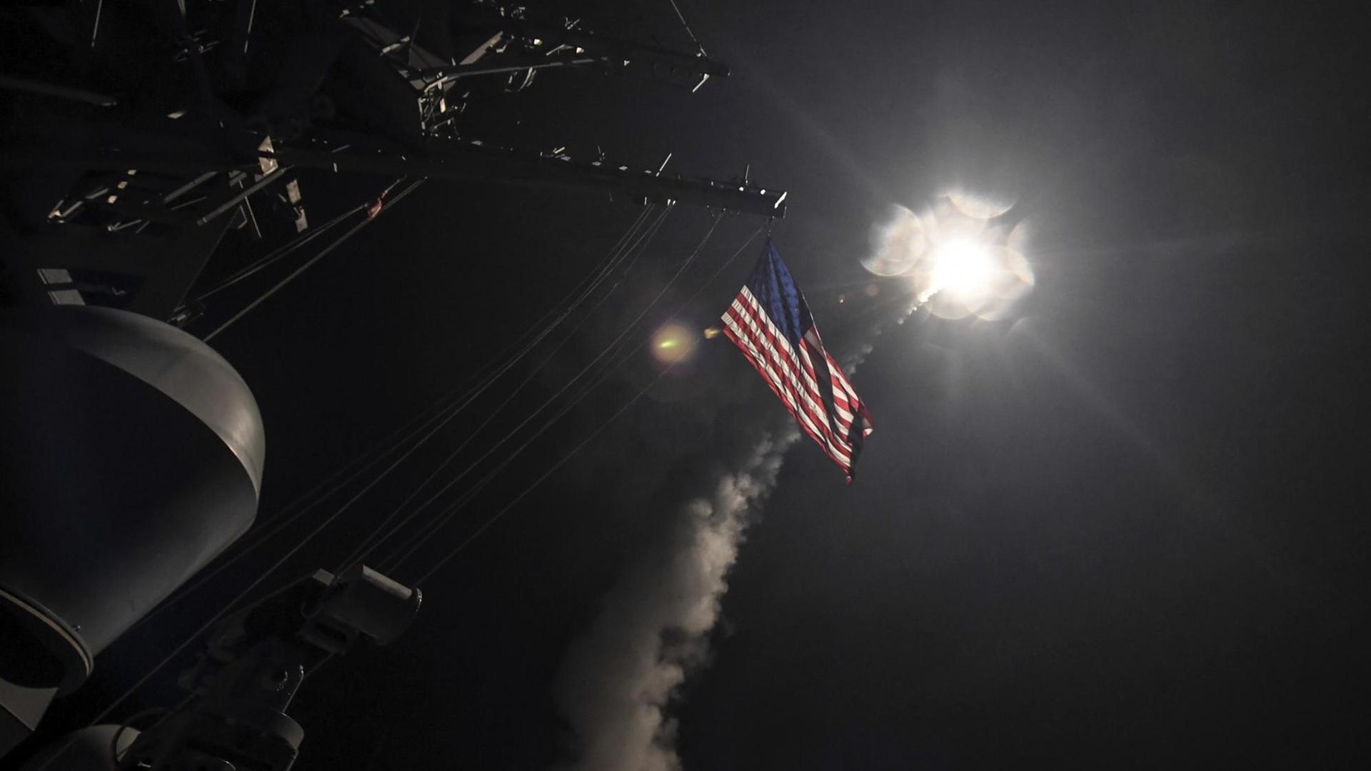 Ein Bild der US-Navy zeigt, wie eine Tomahawk-Rakete von der USS Porter auf eine Luftwaffenbasis in Syrien gefeuert wird.