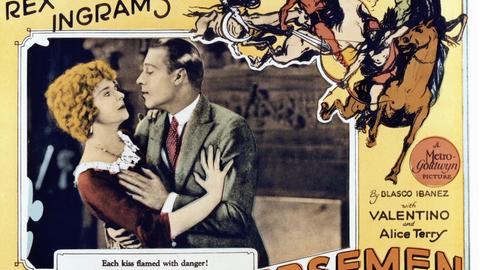 Das Original-Film-Plakat wirbt in großen, roten Lettern für The Four Horsemen of the Apocalypse "Es zeigt mittig eine nachkolorierte Szene, in der Hauptdarstellerin Alice Terry von Rodolfo Valentino gehalten wird. Aus dem Bildrand reiten vier stilisierte apokalyptische Reiter heraus. , in der Am 6. März 1921 hatte Rex Ingrams Weltkriegs-Epos The Four Horsemen of the Apocalypse " Premiere. Als "Die vier Reiter der Apokalypse" kam der Film in die deutschen Kinos. Das Plakat wirbt mit den Hauptdarstellern Rudolph Valentino und Alice Terry