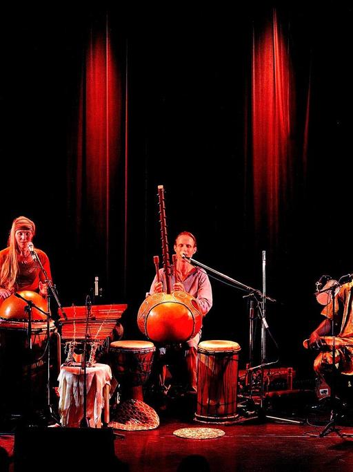 Nils Kercher sitzt mit den vier Musikern seines Ensembles im Halbkreis auf einer Bühne an den Instrumenten