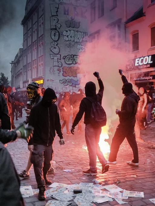 Plünderer, Randalierer und Aktivisten des Schwarzen Blocks ziehen am 07.07.2017 in Hamburg durch das Schanzenviertel.