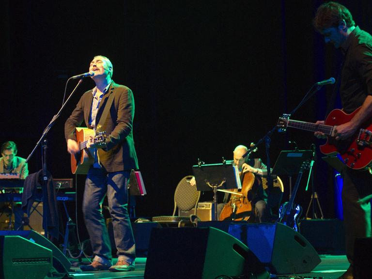Die britische Band Tindersticks mit Sänger Stuart A. Staples (2. v. l.) bei ihrem Konzert 28.10.2013 im Admiralspalast in Berlin