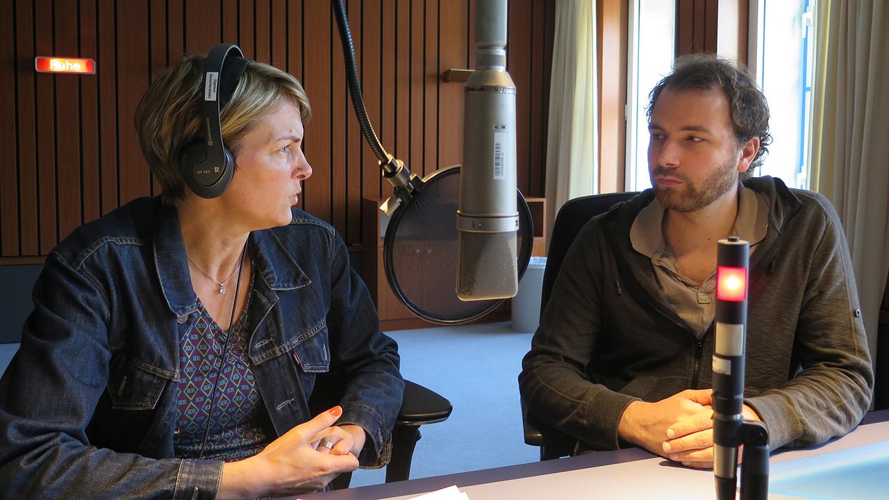 Moderatorin Susanne Burkhardt im Gespräch mit Theaterregisseur Christopher Rüping.