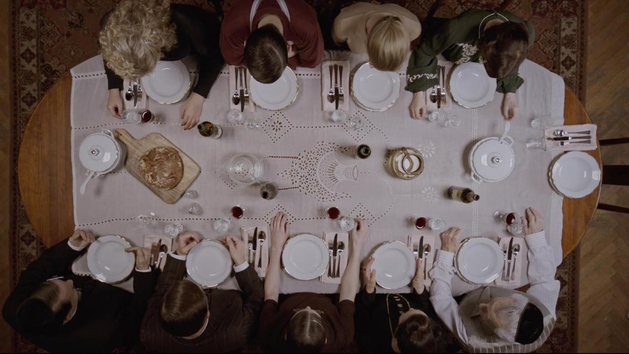 Aufnahme von Oben. Filmszene aus "Das letzte Mahl". Die Familie Glickstein beim Tischgebet.