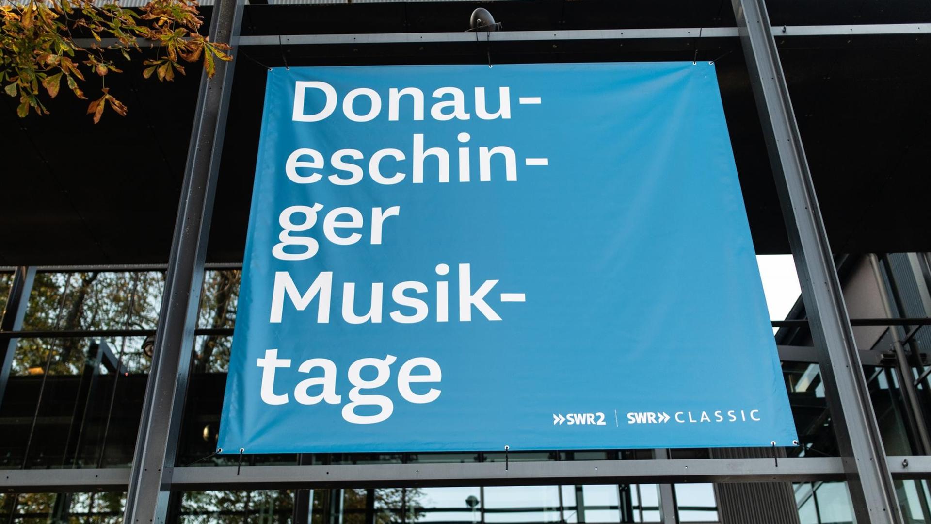 Baden-Württemberg, Donaueschingen: Das Logo der Donaueschinger Musiktage hängt an der Außenfassade der Donauhalle. Baden-Württemberg, Donaueschingen: Das Logo der Donaueschinger Musiktage hängt an der Außenfassade der Donauhalle.