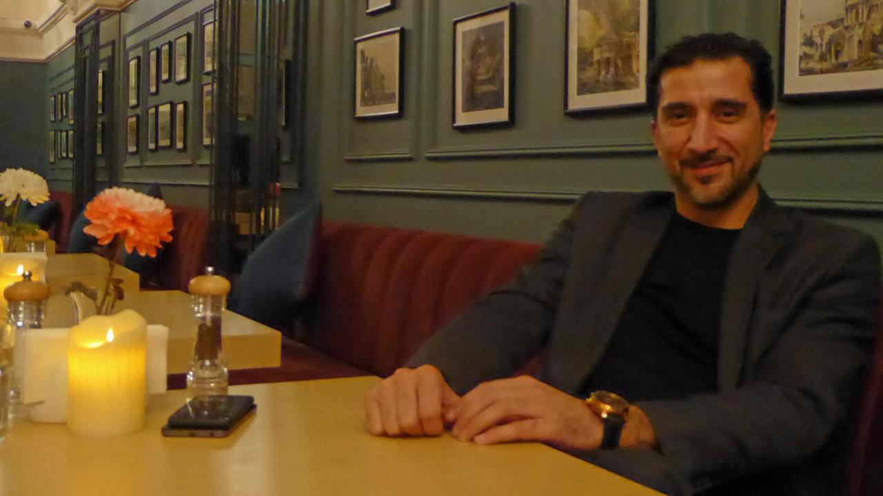 Deutschlandfan in einem nach der österreichischen Hauptstadt benanntem Lokal: Zaur Allazov in seinem Café Vienna in Baku in Aserbaidschan