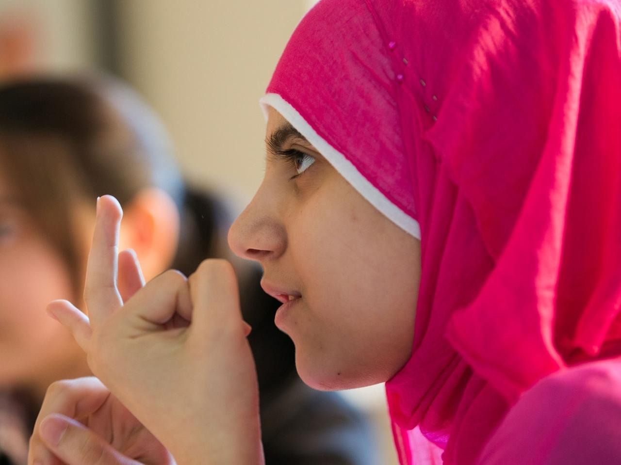 Die 13-jährige Razan Tamim aus Homsk in Syrien Deutschunterricht für Flüchtlingskinder in der Fritz-Reuter-Schule in Parchim (Mecklenburg-Vorpommern).