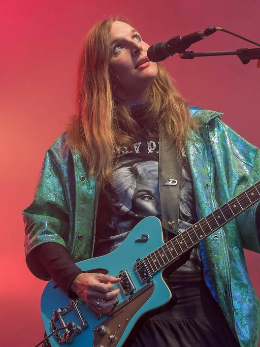 Kulturarena Jena im Jahr 2017: Konzert mit Judith Holofernes Judith Holofernes, deutsche Musikerin, Songschreiberin und Autorin. Bekanntheit erlangte sie vor allem als Sängerin und Gitarristin der Band Wir sind Helden.