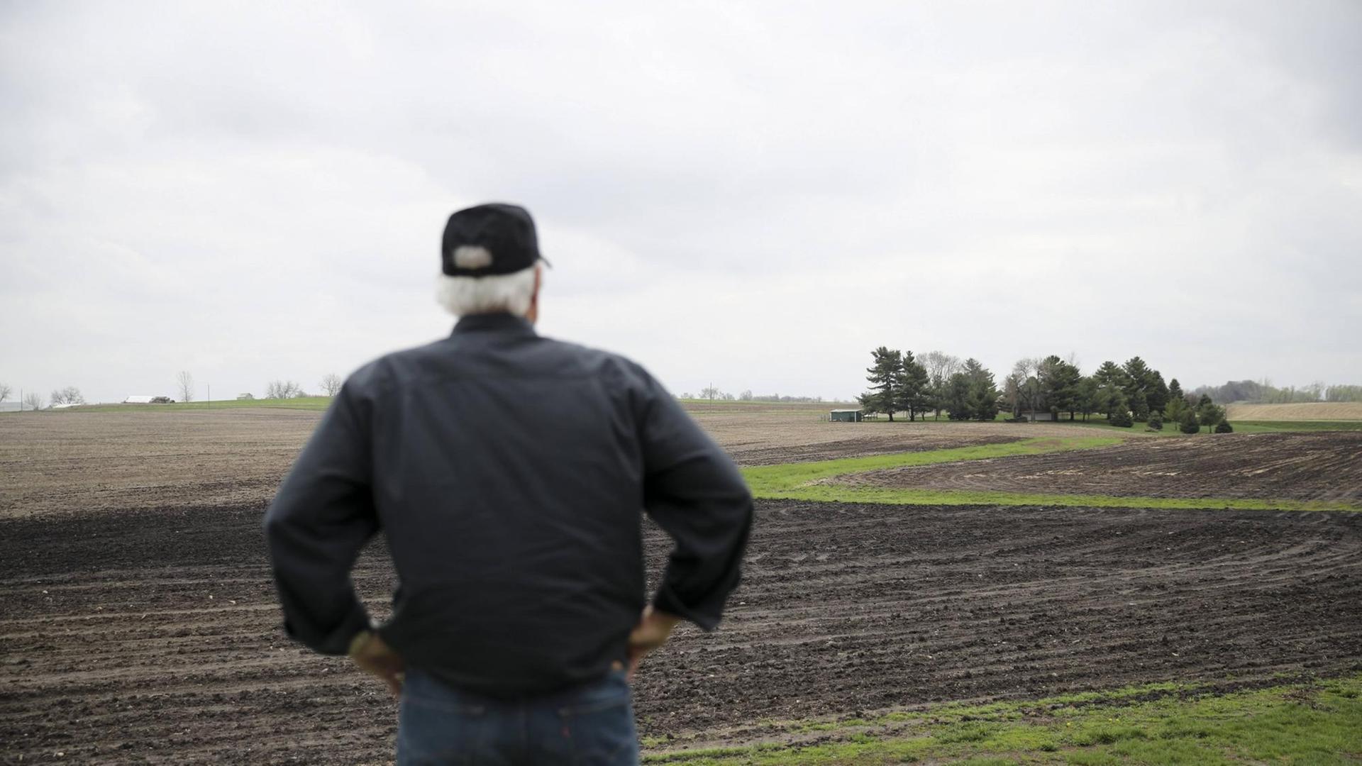 Rick Kimberly, US-Farmer im Bundesstaat Iowa, blickt auf sein Feld. Wie viele US-Farmer hat er sich auf Mais und Sojabohnen spezialisiert.