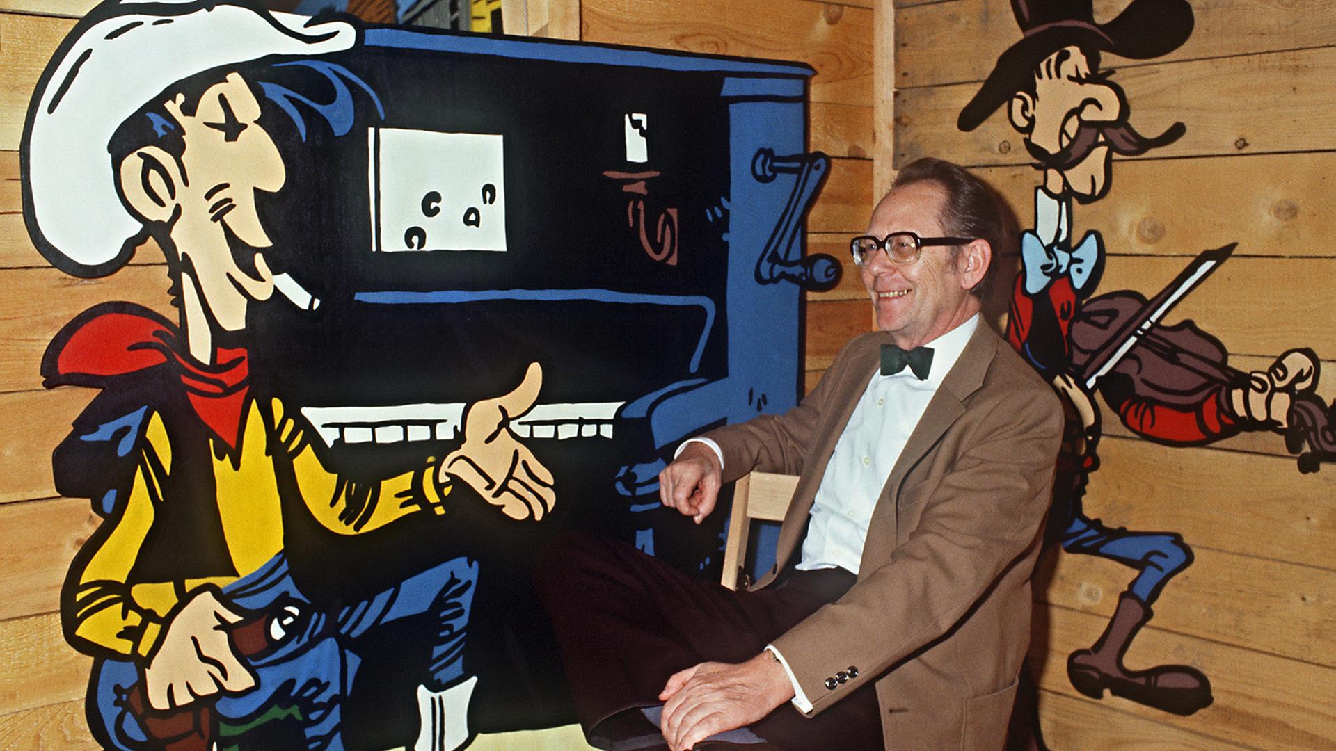 Zeichner Maurice de Bévère, besser bekannt als Morris, im Jahr 1985 mit seiner Comicfigur Lucky Luke auf einer Ausstellung im château de la Chapelle d'Angillon.