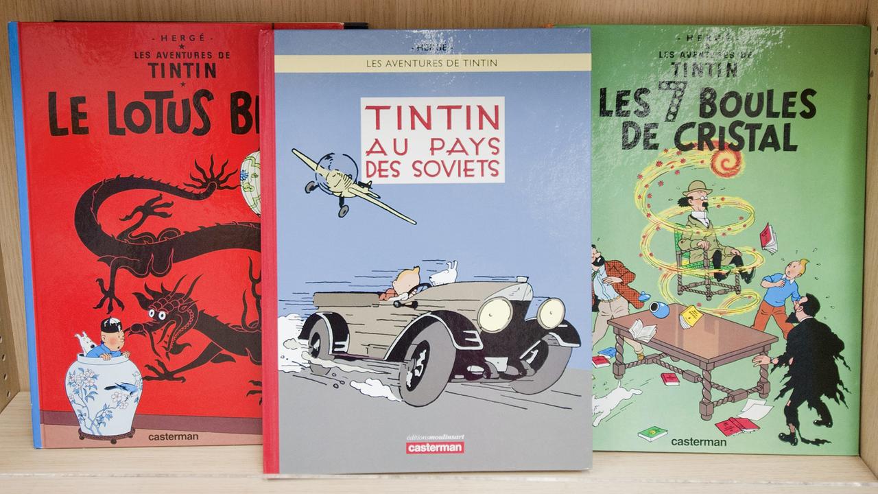 Drei Comicbände der Reihe "Tim & Struppi", darunter Band 1: Tim im Lande der Sowjets.