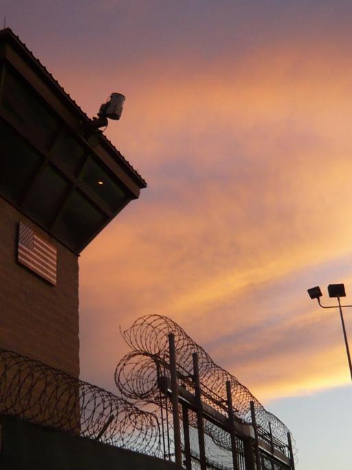 Wachturm der US-Militärbasis Guantanamo Bay auf Kuba