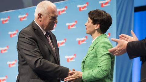 Frauke Petry (rechts) und Vaclav Klaus beim Bundesparteitag der AfD in Stuttgart