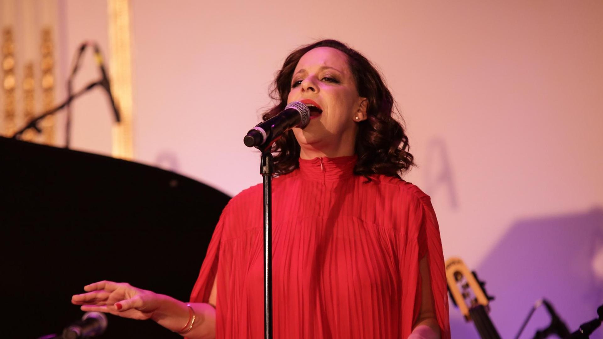 Bebel Gilberto singt im The Plaza Hotel am 16. Oktober 2018 in New York City.