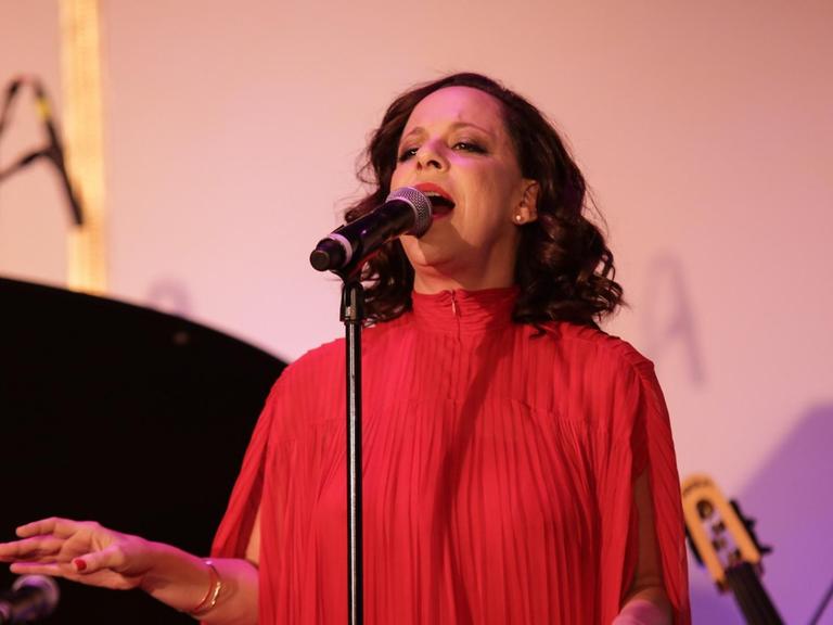 Bebel Gilberto singt im The Plaza Hotel am 16. Oktober 2018 in New York City.
