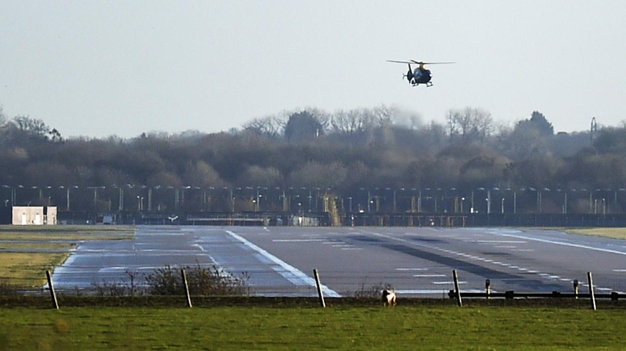 Ein Helikopter fliegt über die leeren Rollbahnen am Londoner Flughafen Gatwick.
