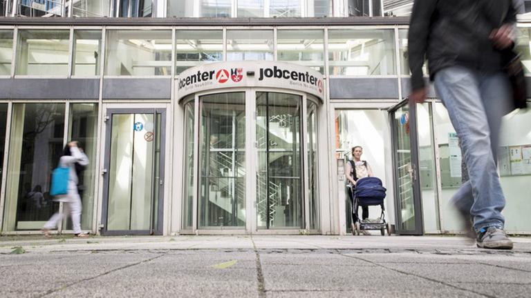 Der Eingang von einem Jobcenter in Berlin.