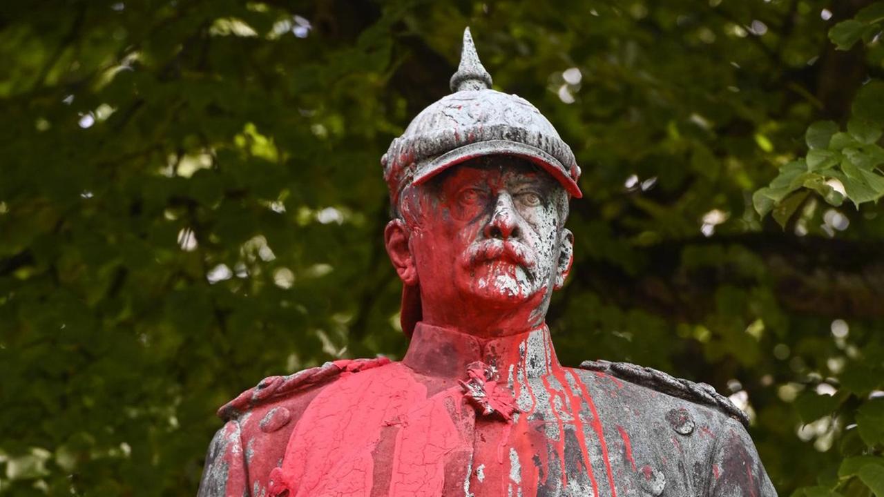 Eine mit roter Farbe beschmierte Bismarck-Skulptur.