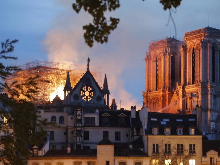 Ansicht der Kathedrale Notre-Dame in Paris am 15.4.2019 , im Dach sind Flammen zu sehen.