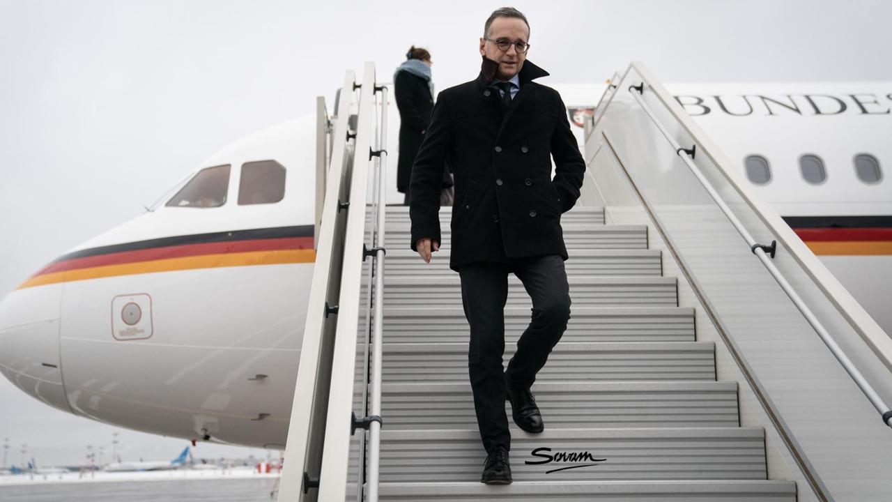 Heiko Maas (SPD), Außenminister, geht am Wnukowo II-Flughafen nach der Ankunft die Gangway des Airbus A321 der Luftwaffe hinunter.