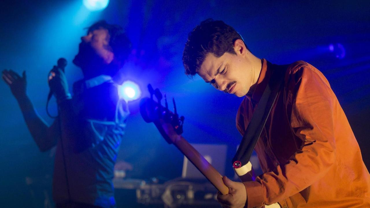 Sänger Casper Clausen (l) und Bassgitarrist Rasmus Stolberg der dänischen Indie-Rock Band Efterklang bei einem Konzert in Budapest am 1. Dezember 2012.