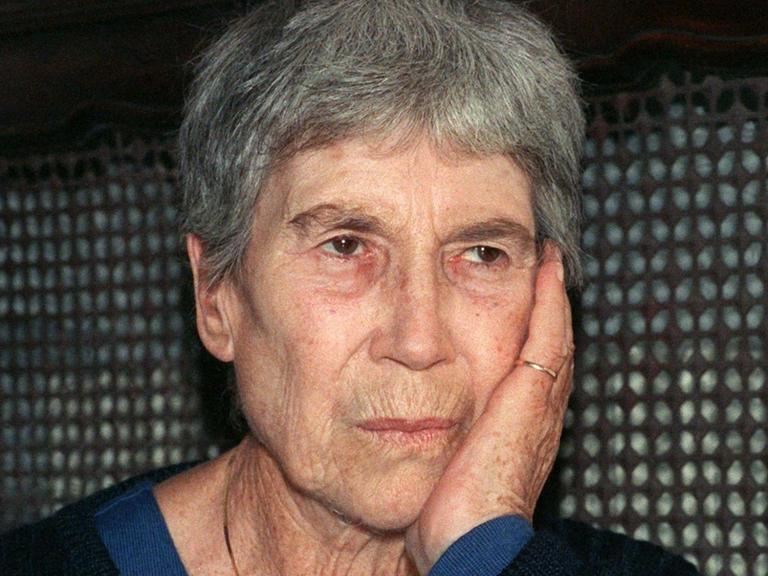 Die italienische Schriftstellerin Natalia Ginzburg am 9.11.1989. Sie wurde am 14.7.1916 in Palermo geboren und starb am 8.10.1991 in Rom. |