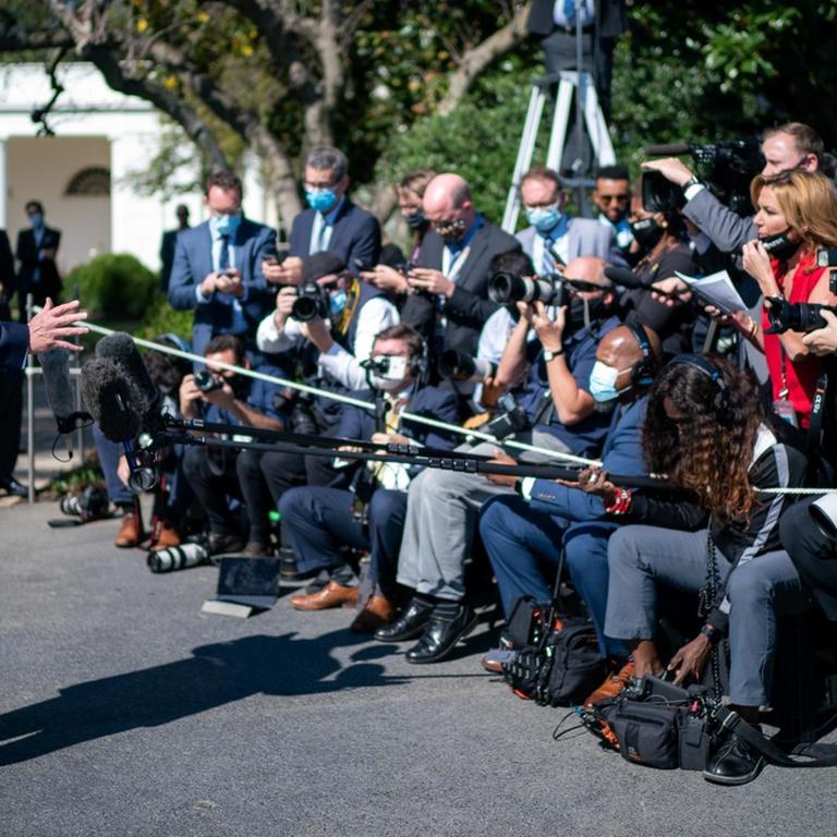 Präsident Donald Trump spricht vor dem Weißen Haus zu den Medien.