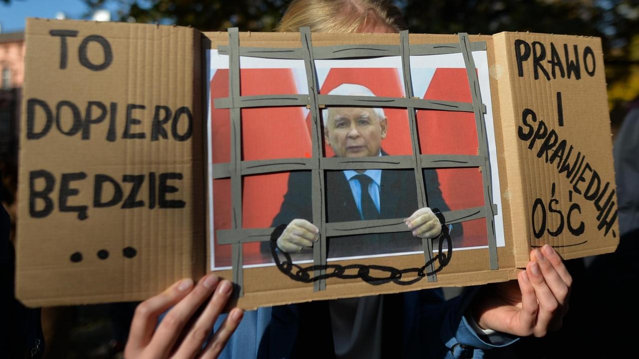 Protestplakat von einer Demonstration in Krakau gegen eine Verschärfung des Abtreibungsgesetzes. Zu sehen: PiS-Parteichef Jaroslaw Kaczynski in Handschellen hinter Gittern.



