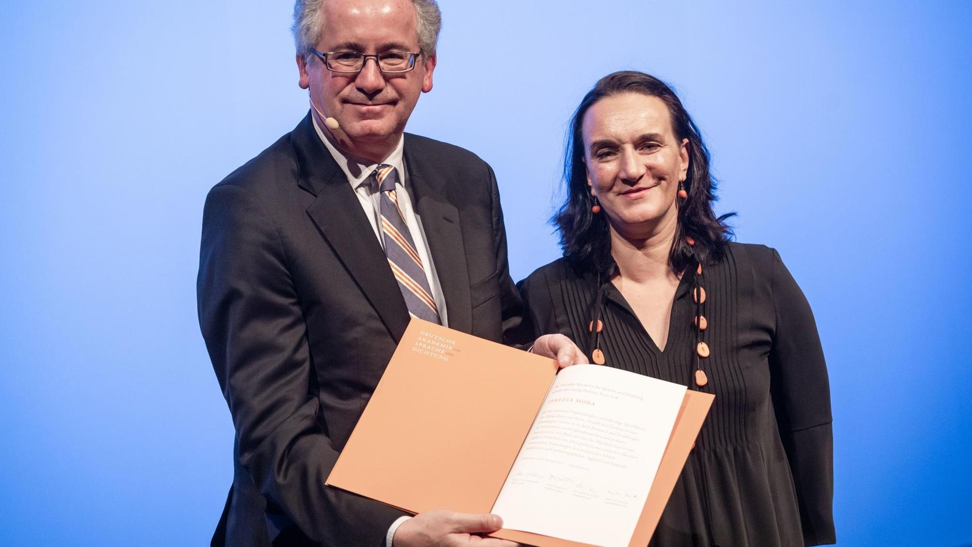 Die Schriftstellerin Terézia Mora hat in Darmstadt den Büchner-Preis bekommen