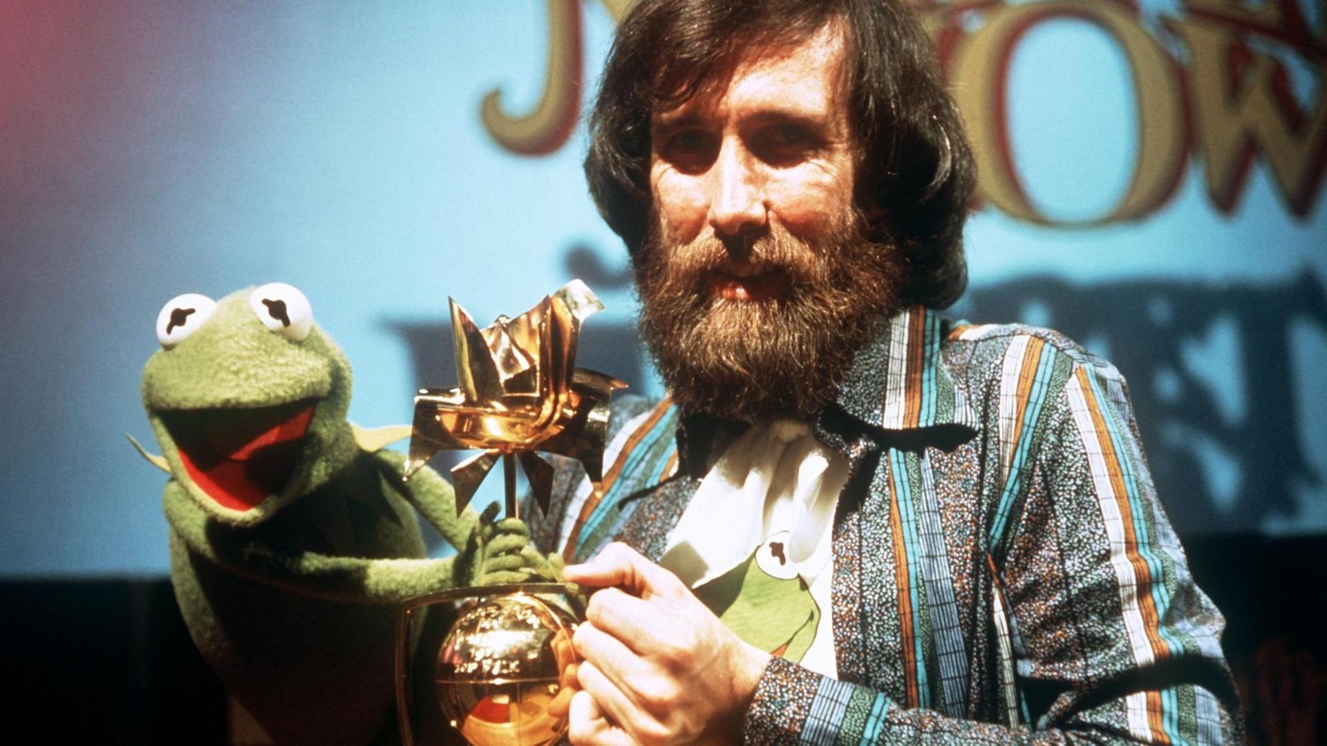 Der amerikanische Trickfilmer und Erfinder vieler Puppen der Kindersendungen "Muppet Show" und "Sesamstraße" mit seiner berühmtesten Puppe: Kermit, der Frosch.