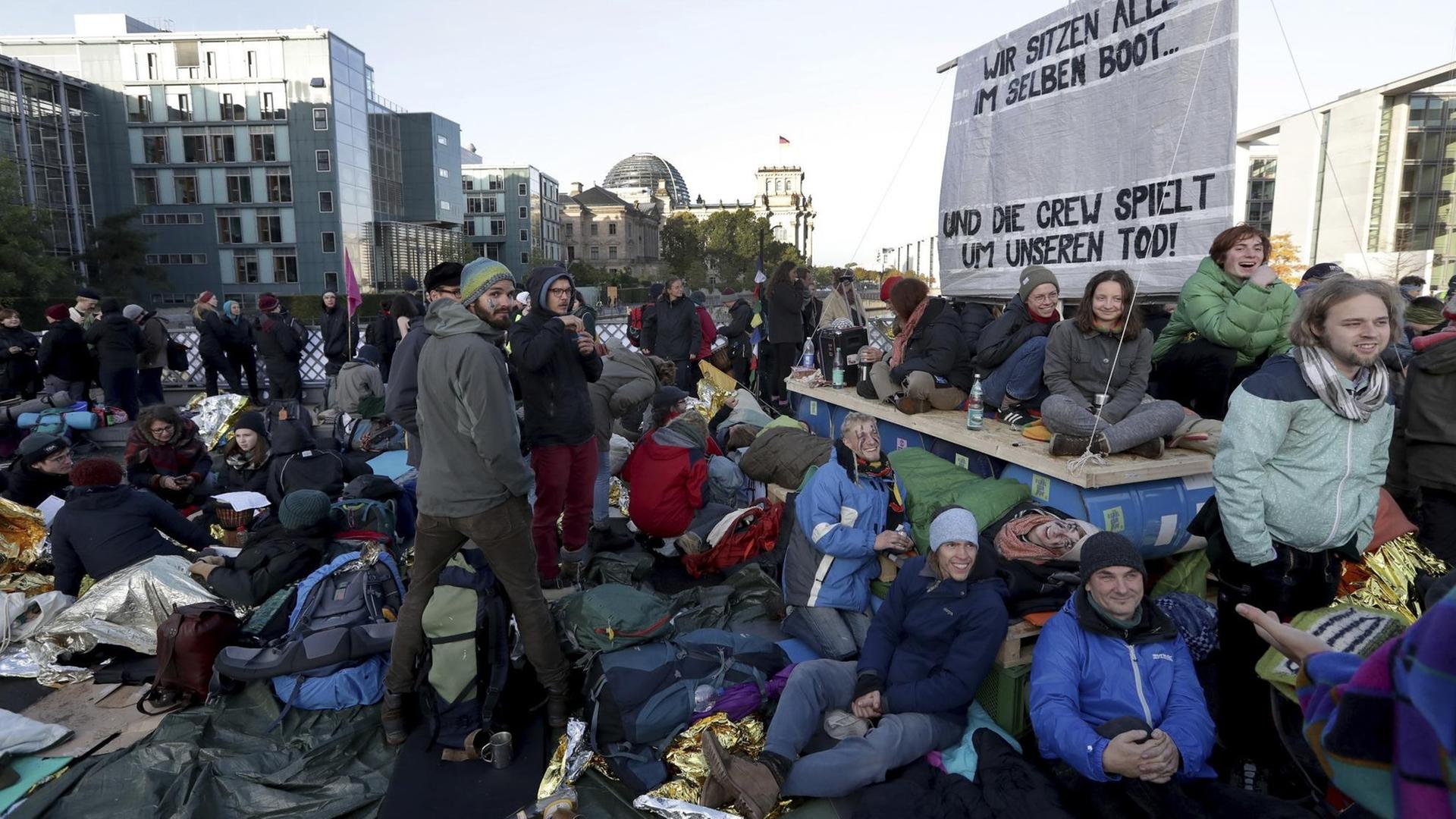 Demonstranten der "Extinction Rebellion" blockieren Staßen und Brücken in Berlin