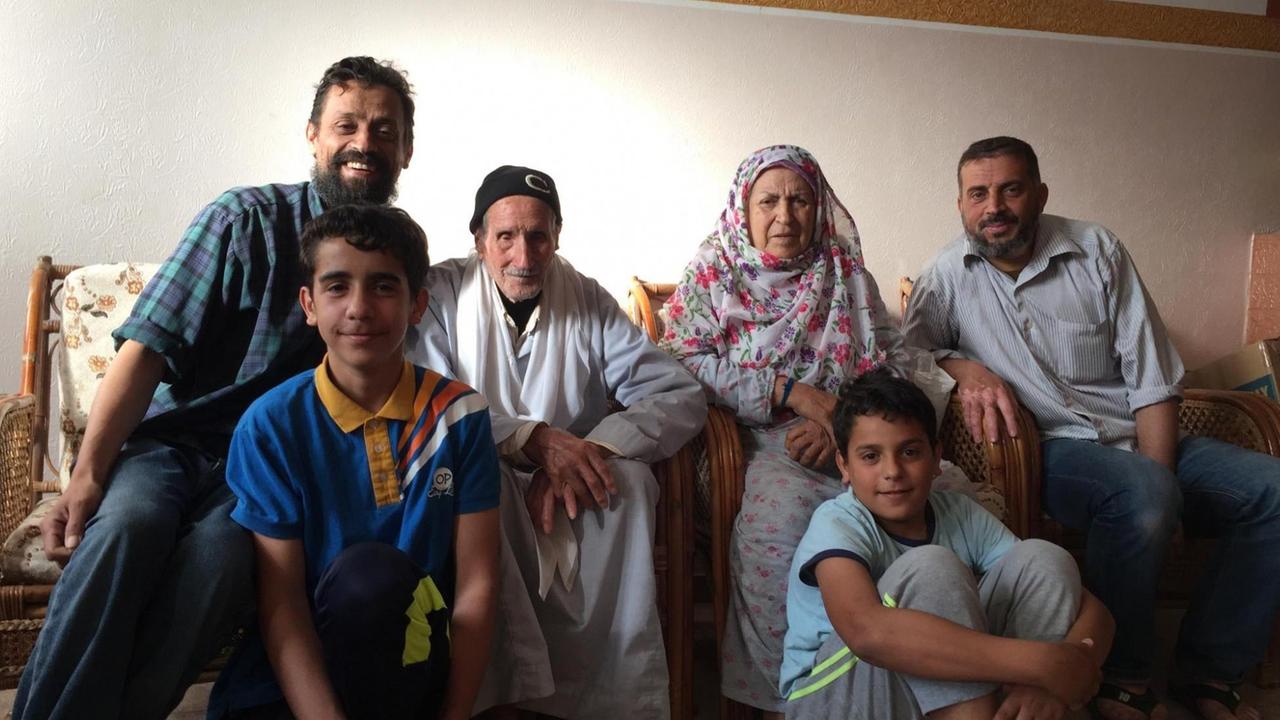 Mitglieder der Familie el Habasch sitzen in einem Zimmer in der Stadt Nusseirat im Gazastreifen.