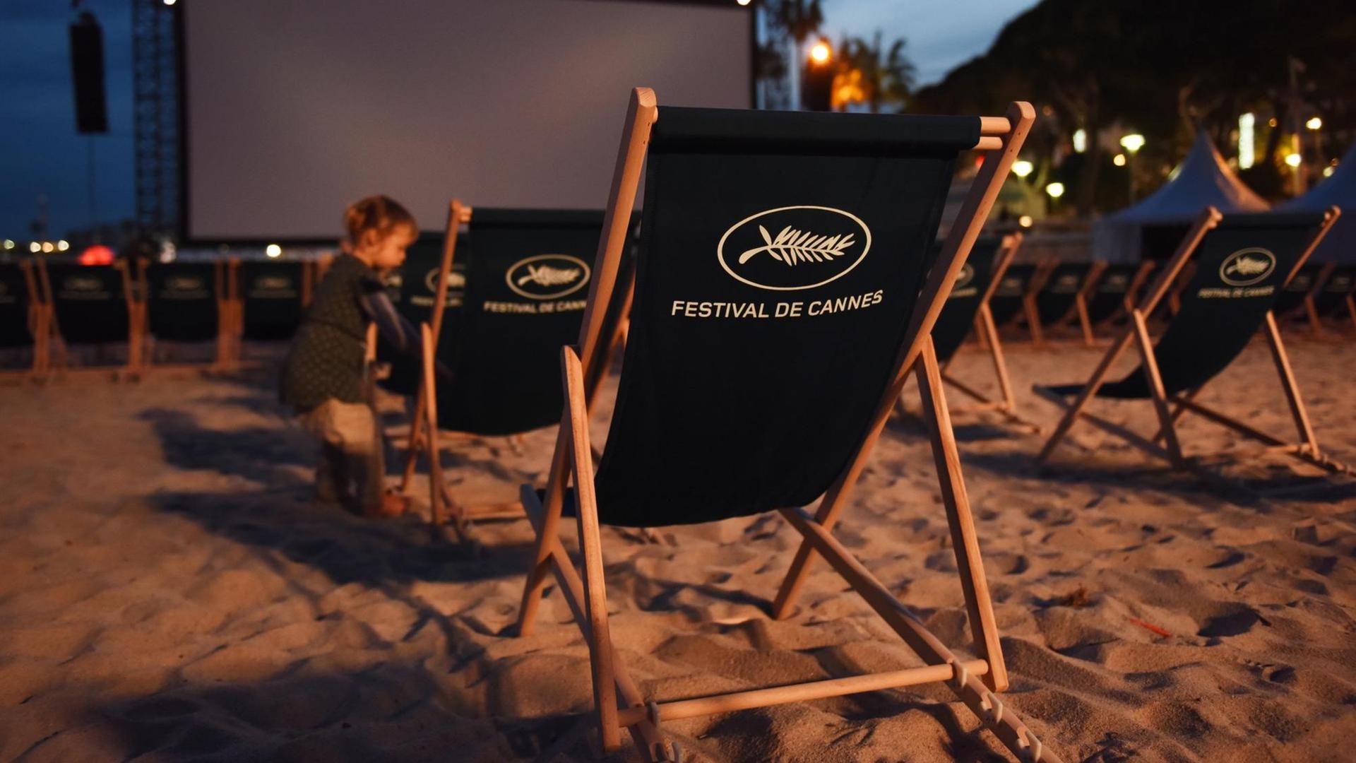 Strandstühle stehen im Sand vor einer Open-Air-Filmleinwand beim 71. Cannes Film Festival